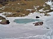 51 Laghetto di Pietra Quadra (2116 m) in lento disgelo
